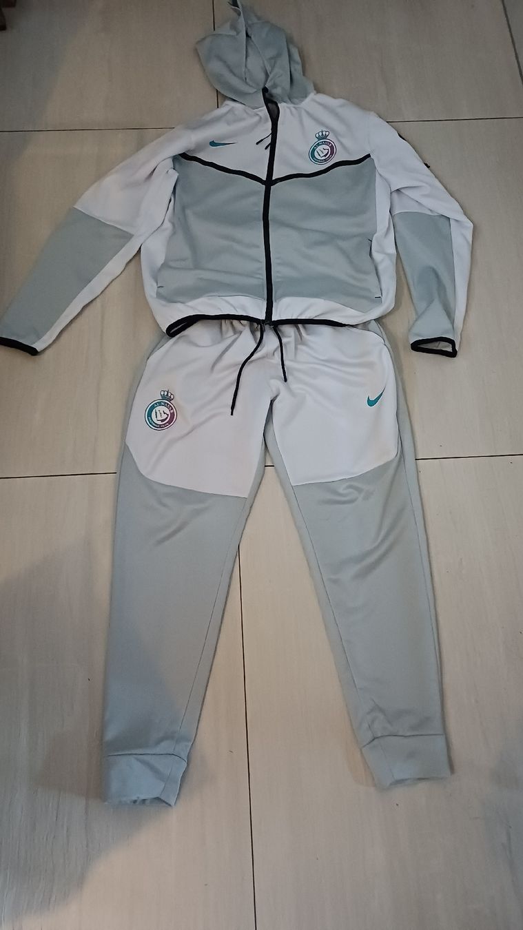 Nike Lotti di vestiti: Jogging Nike Al Nassr – Usato da Bex venduto da Sakito