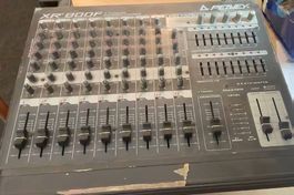 Powered console / table de mixage amplifiée Peavey XR800F