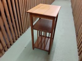Schmales Holztaburett/Beistelltisch mit 3 Ablageflaechen