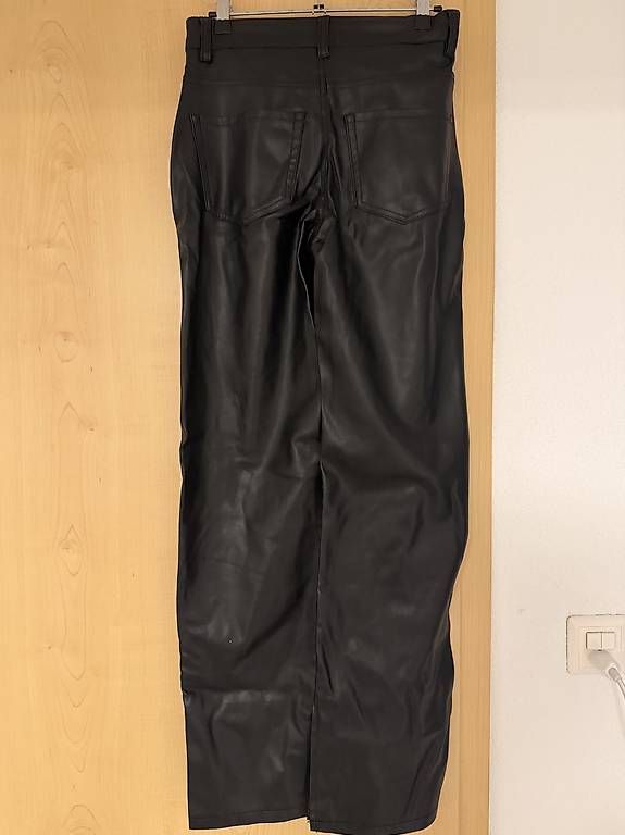 Hosen: Schwarze Kunstlederhose – Gebraucht aus Rorschach von Tara234 2