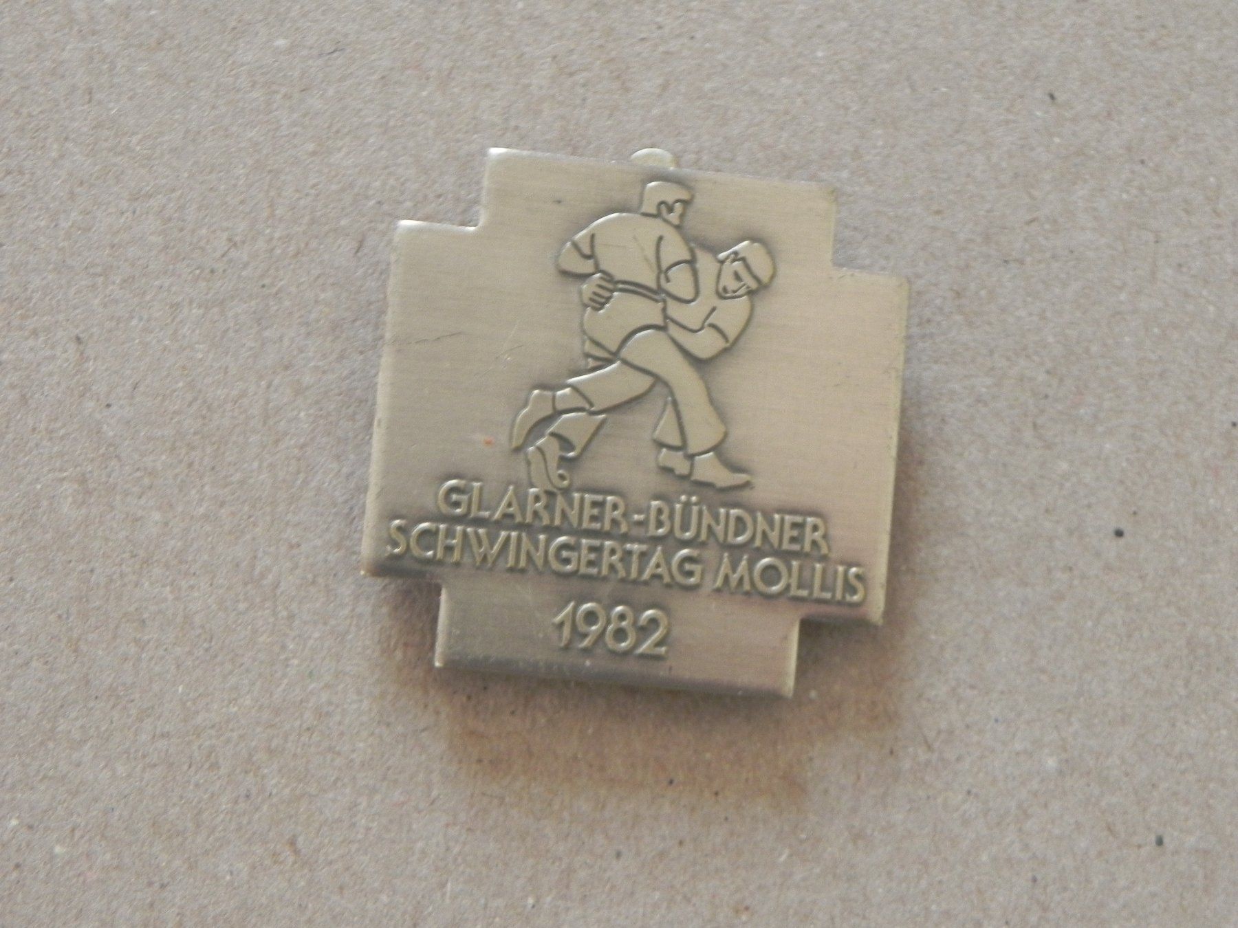 Placchette & Badge: Abzeichen GL- GR Schwingfest Schwingen Mollis GL 1982 – Usato da Siebnen venduto da krimsie