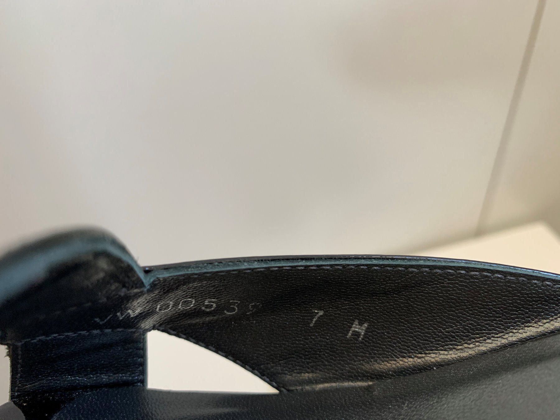 Stuart Weitzman Scarpe da donna: STUART WEITZMAN: Neue schwarze Lackleder-Sandale, 37,5 – Nuovo (secondo la descrizione) da Luzern venduto da paulablue 9