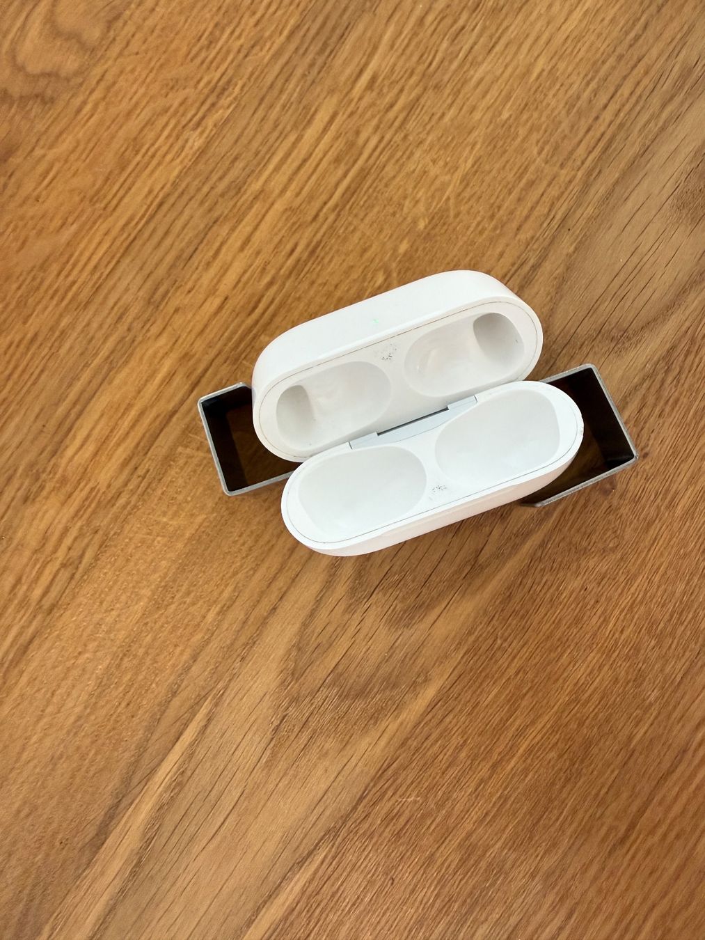 Apple Cuffie: APPLE AirPods Pro 2 Charging Case – Usato da Lausanne venduto da Nine1982 2