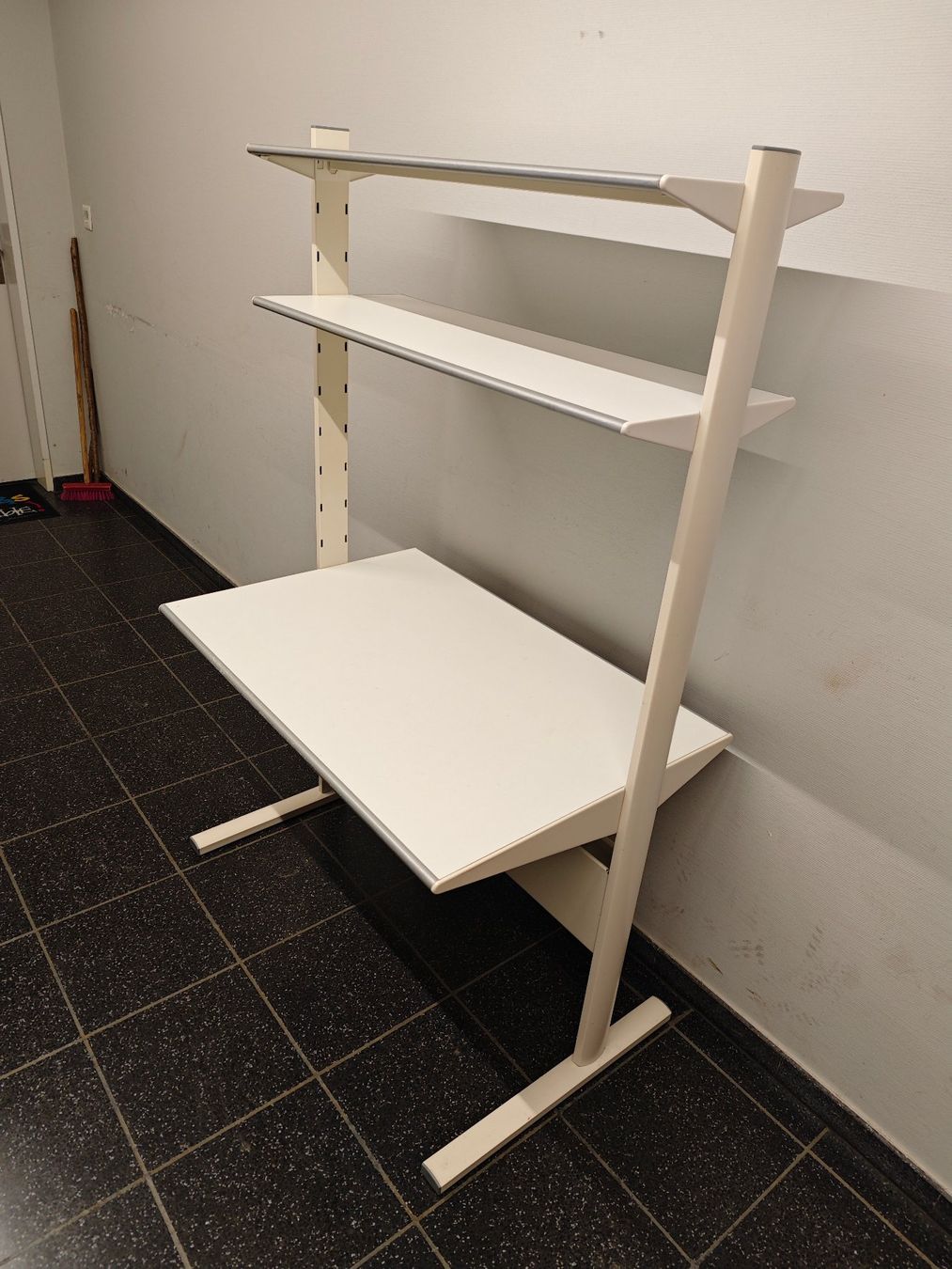 Ikea Scrivanie: IKEA Fredrik Kinderschreibtisch – Usato da Uster venduto da vtosevski 1