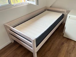 Einzelbett inkl. Lattenrost, Gästebett und Matrazen