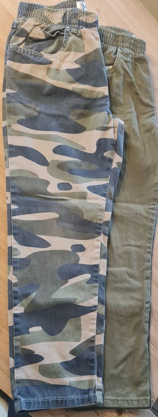 Pantaloni: Hosen 2 Stk. GR. 140 – Usato da Beinwil Freiamt venduto da tafa8
