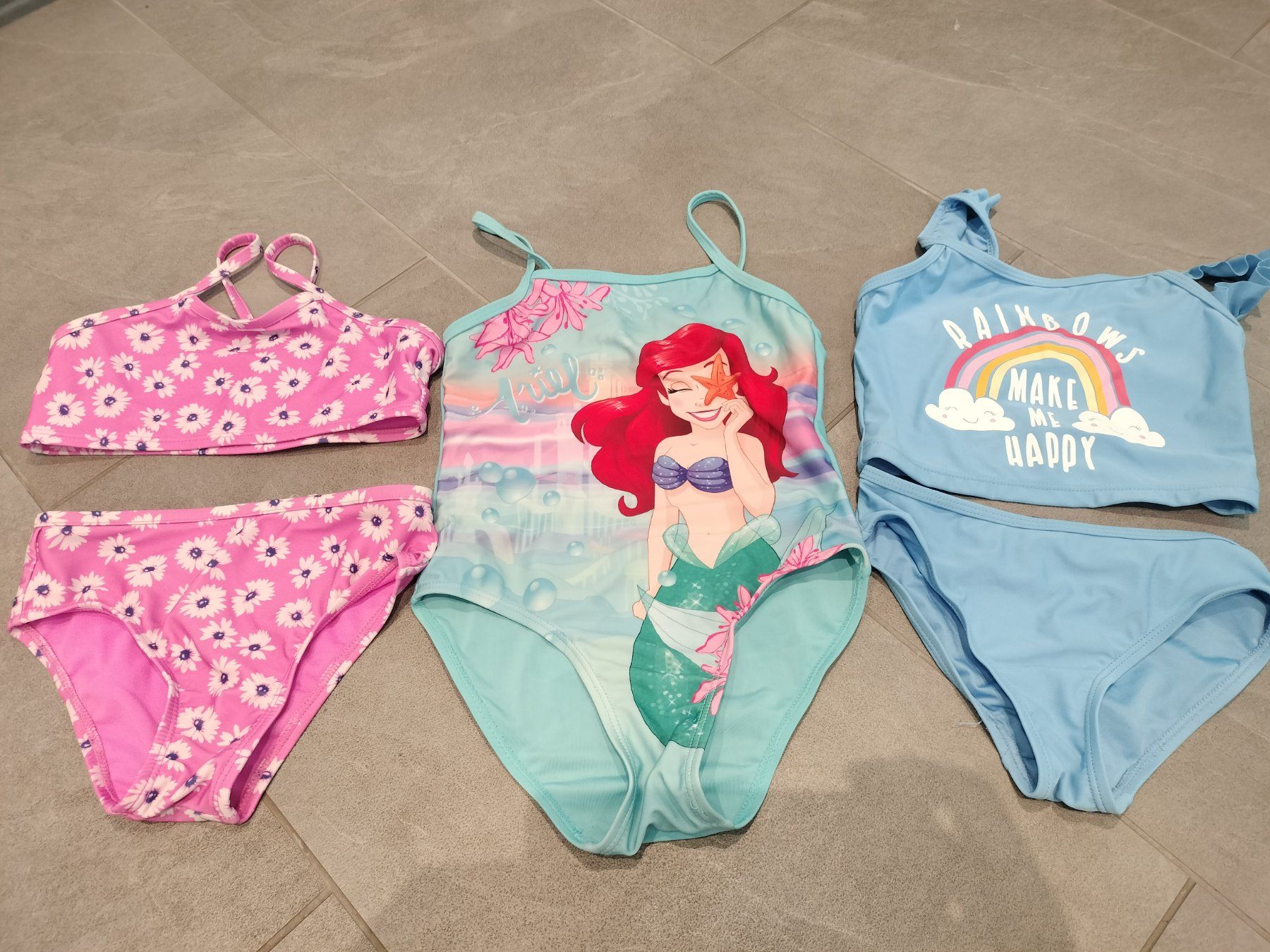 Costumi da bagno & Bikini: 2 Bikini + 1 Badeanzug ca. 5-6jährig – Usato da Neftenbach venduto da TheKringel