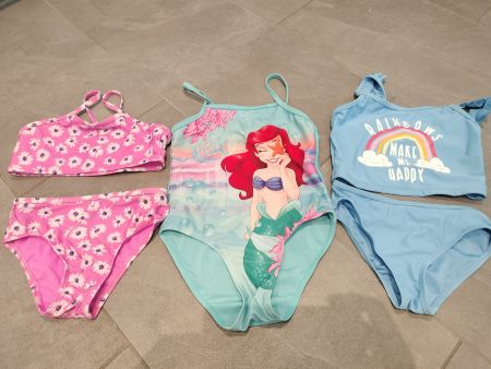 2 Bikini + 1 Badeanzug ca. 5-6jährig