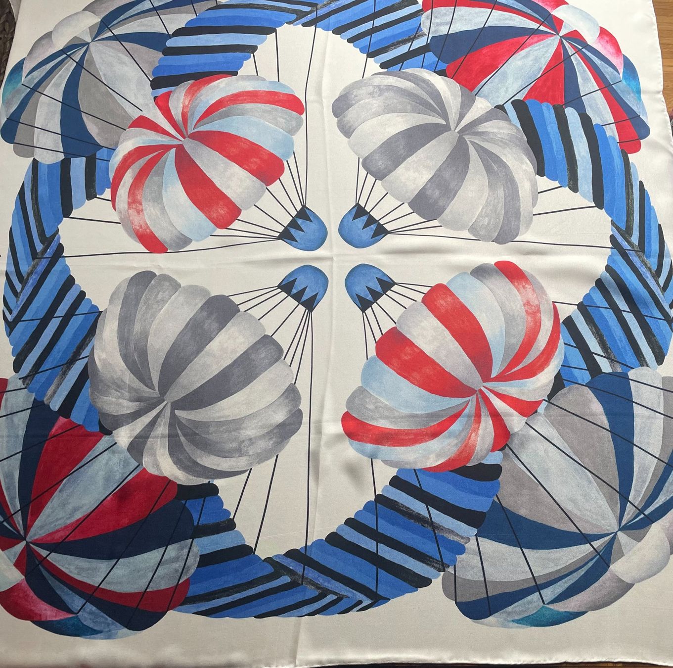 Fabric Frontline Foulard & Sciarpe: Seidenfoulard Fabric Frontline – Nuovo (secondo la descrizione) da Zürich venduto da Poppy108 1