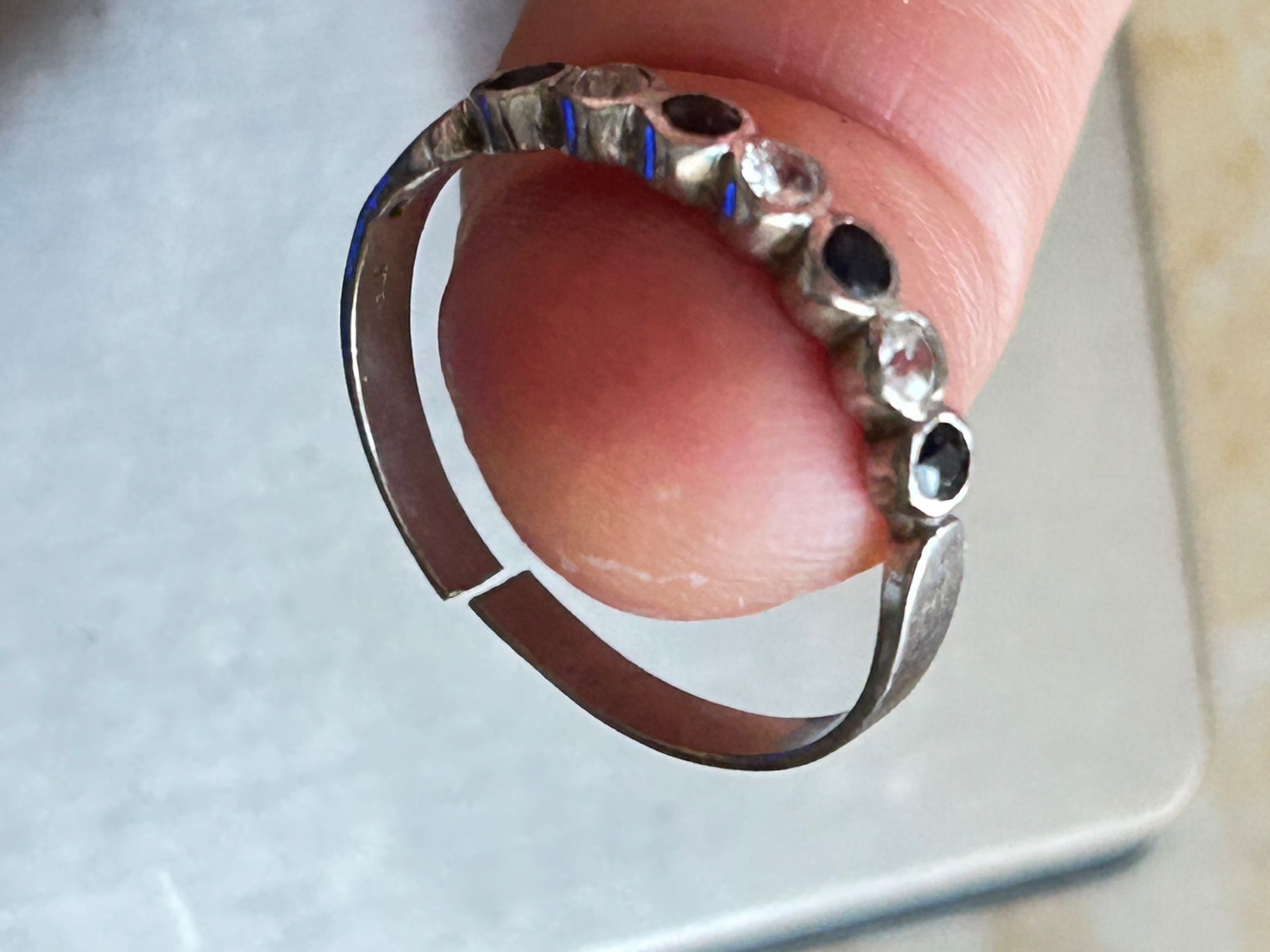 Ringe: Silberring mit schwarzen und weissen Steinen Gr. 58 – Gebraucht aus Laufen von belleskulptur 9