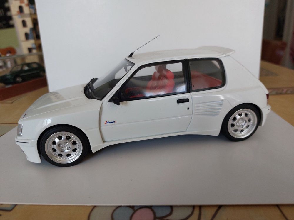 Boîte Vide Ottomobile 1/18 – Pour Peugeot 205 Dimma Blanche – Modèle OT681 – Occasion