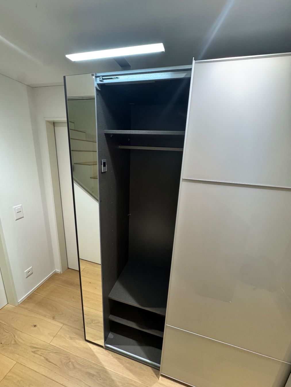 Armadi: Kleiderschrank 240x67x215 – Usato da Buttwil venduto da Polina_Belin 2
