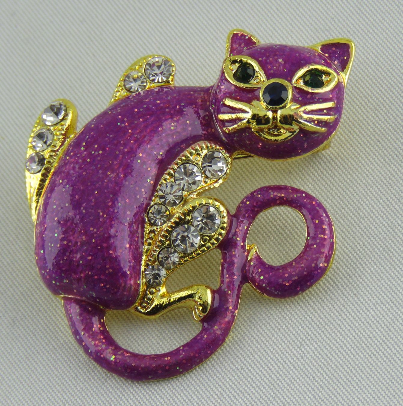 Broches & Aiguilles: Brosche - KATZE - Lila - Glitzersteine - Neu – Neuf avec emballage d'origine à Grenchen par Yamahwildstar16 2