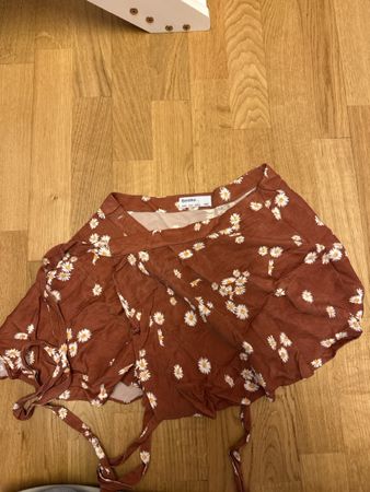 Gonna Bershka marrone con stampa fiori, taglia M, usata