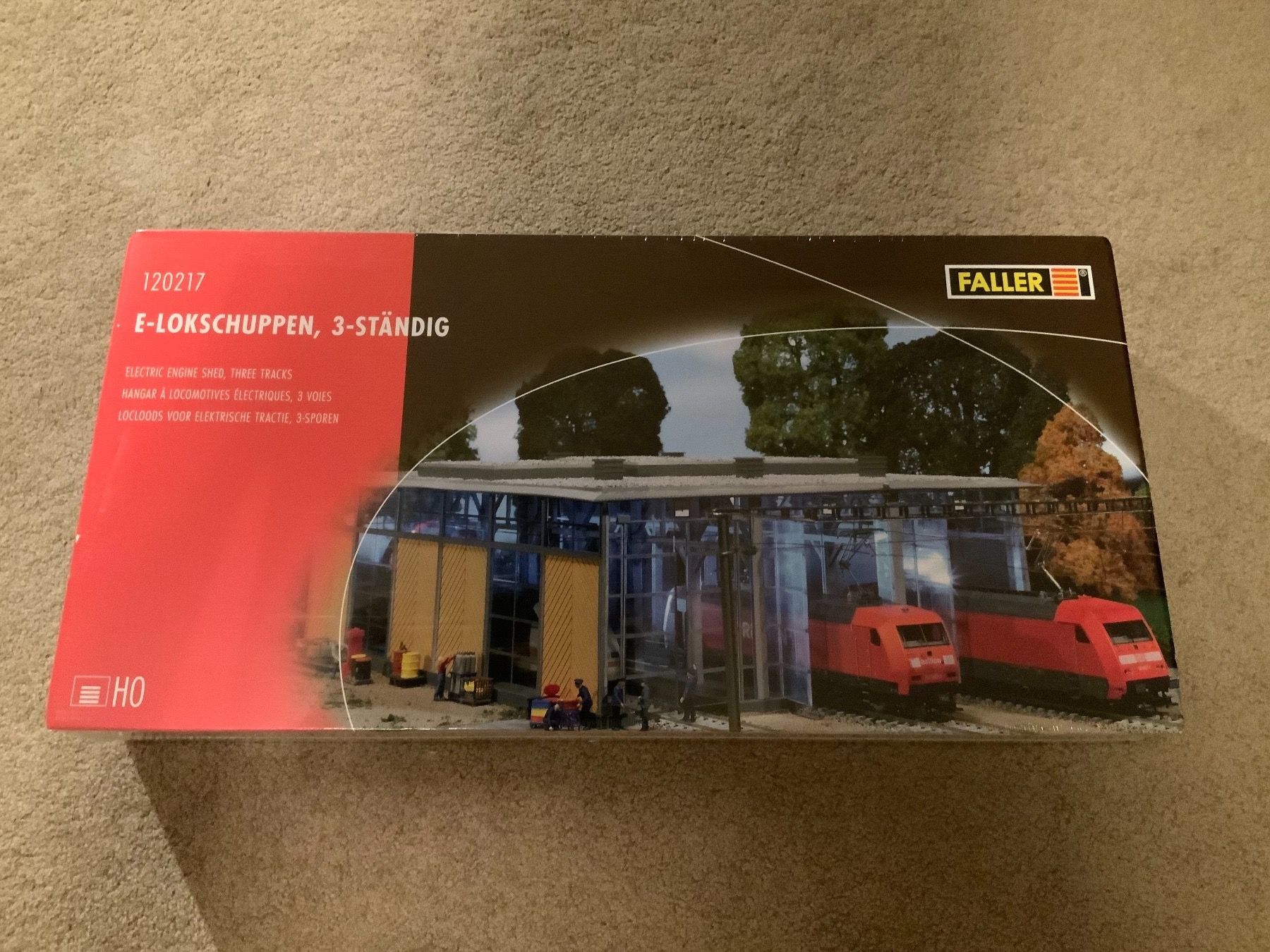 Faller Modellini di ferrovie: Faller 120217 E-Lokoschuppen, 3-ständig – Nuovo e nell'imballaggio originale da Volketswil venduto da salander90