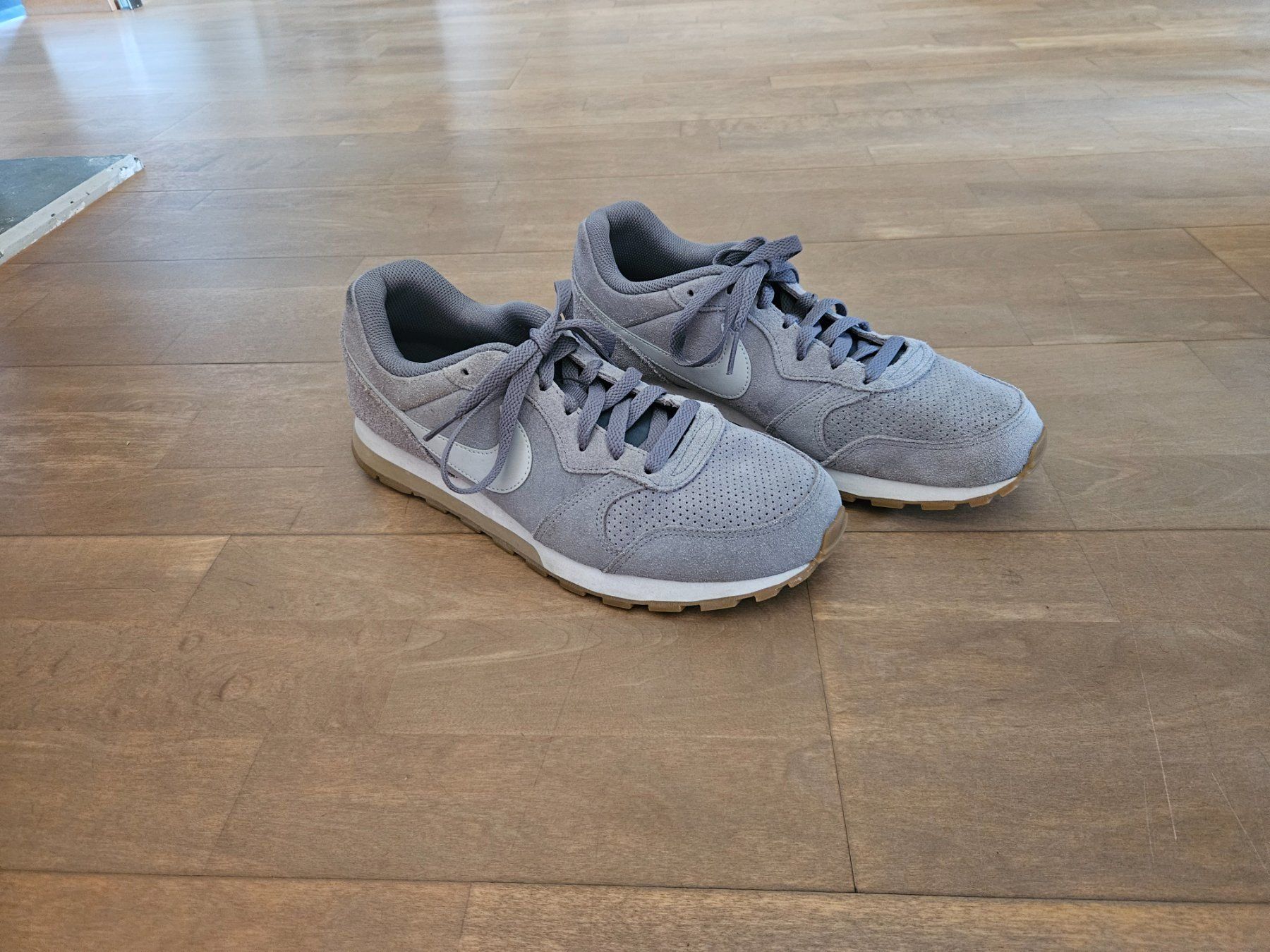 Nike Herrenschuhe: Nike MD Runner 2 - hellgrau – Gebraucht aus Rothrist von Kev199