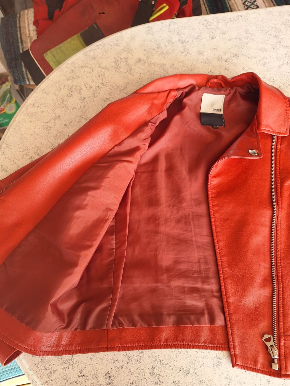 Giacche: Veste rouge entre saison – Usato da La Sarraz venduto da Mbeatles 1