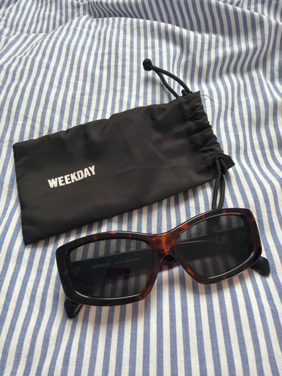 Occhiali & Lenti: Weekday RECTANGULAR SEMI-WIDE SUNGLASSES UNISEX – Usato da Wangen ZH venduto da sha_5flw