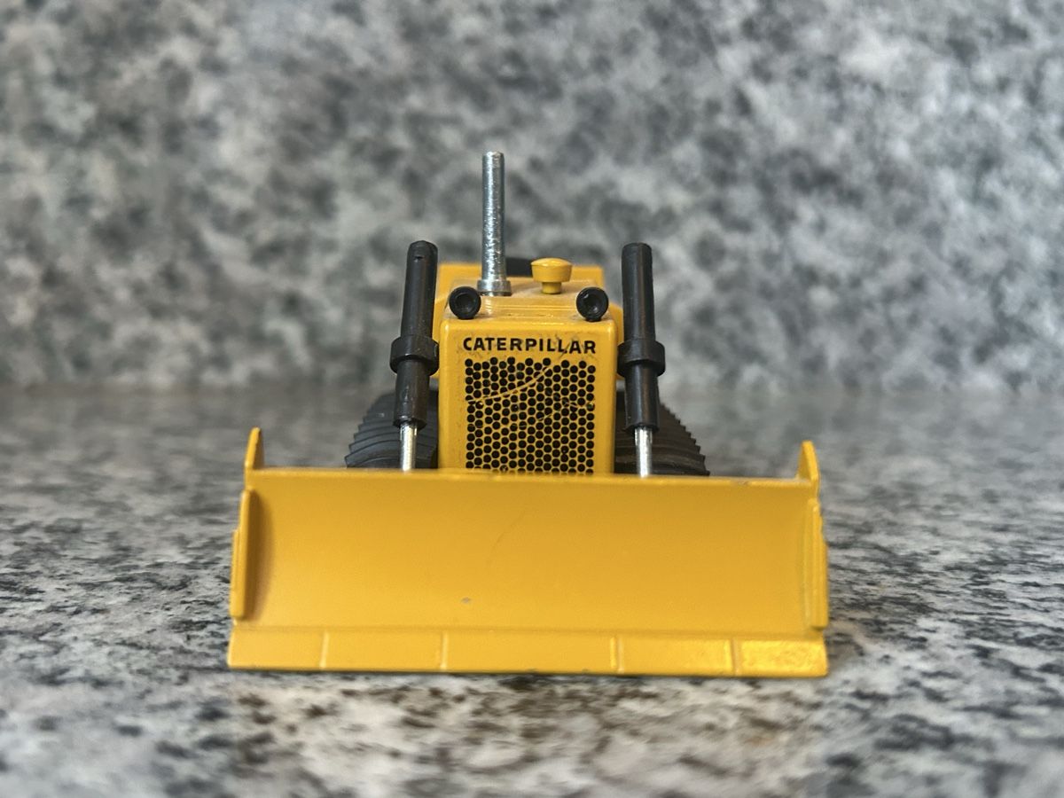 Caterpillar Kit di modellismo & Modellini statici: Cat D4 , 1:50 , NZG – Usato da Horw venduto da Tigercat635