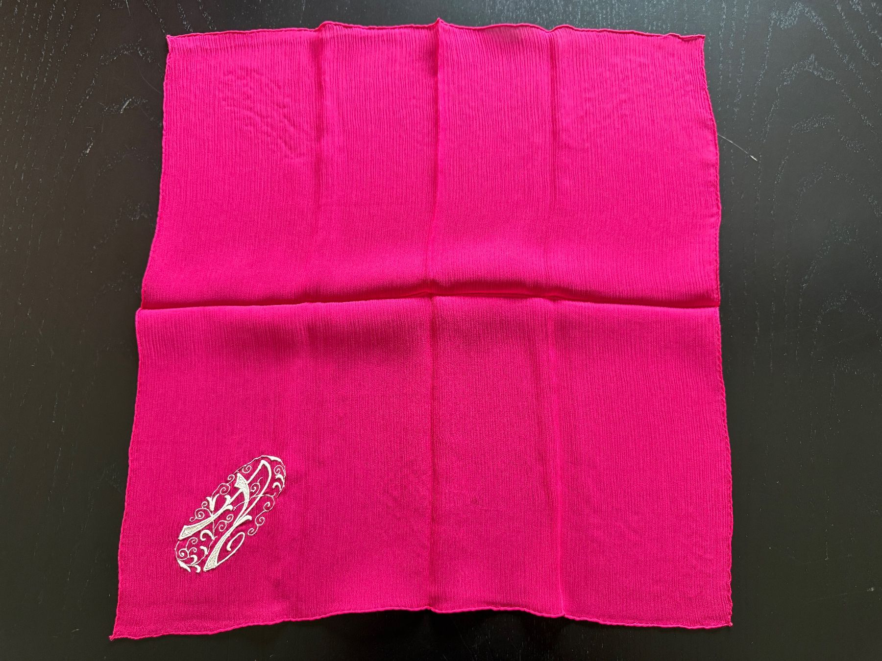 Foulards, Tücher & Schals: Fuchsia Seidentuch mit Monogramm "A", luxuriöses Accessoi... – Gebraucht aus Erstfeld von Uhu1980 2