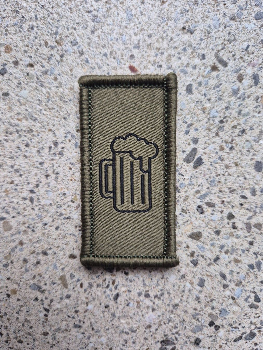 Schweizer Armee Plaketten & Abzeichen: Dienstzweigabzeichen Biertrinker mit klett – Neu und originalverpackt aus Riedholz von fr_sIruP