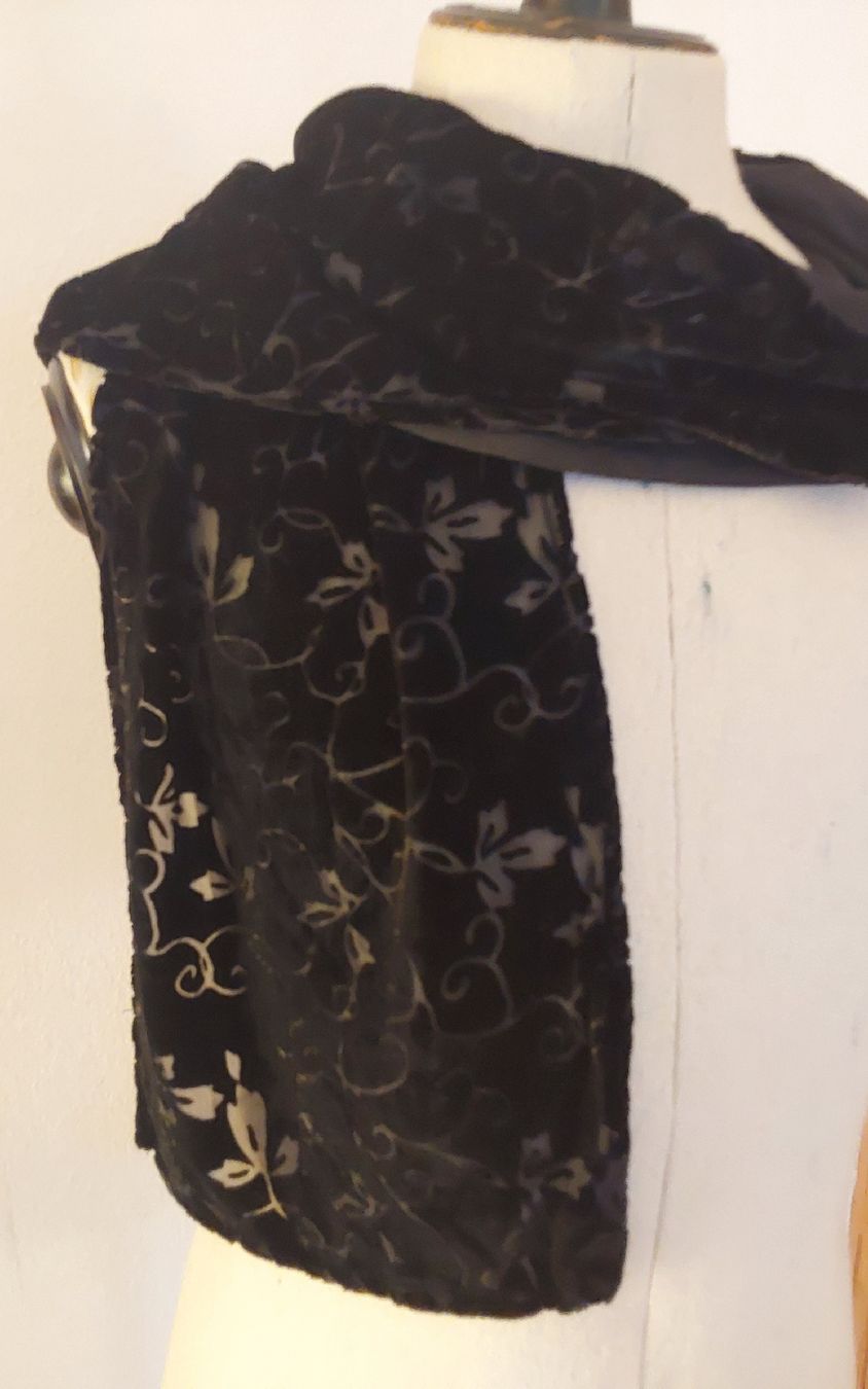 Foulard & Sciarpe: Samtschal schwarz mit Seide – Nuovo (secondo la descrizione) da Köniz venduto da scopello12