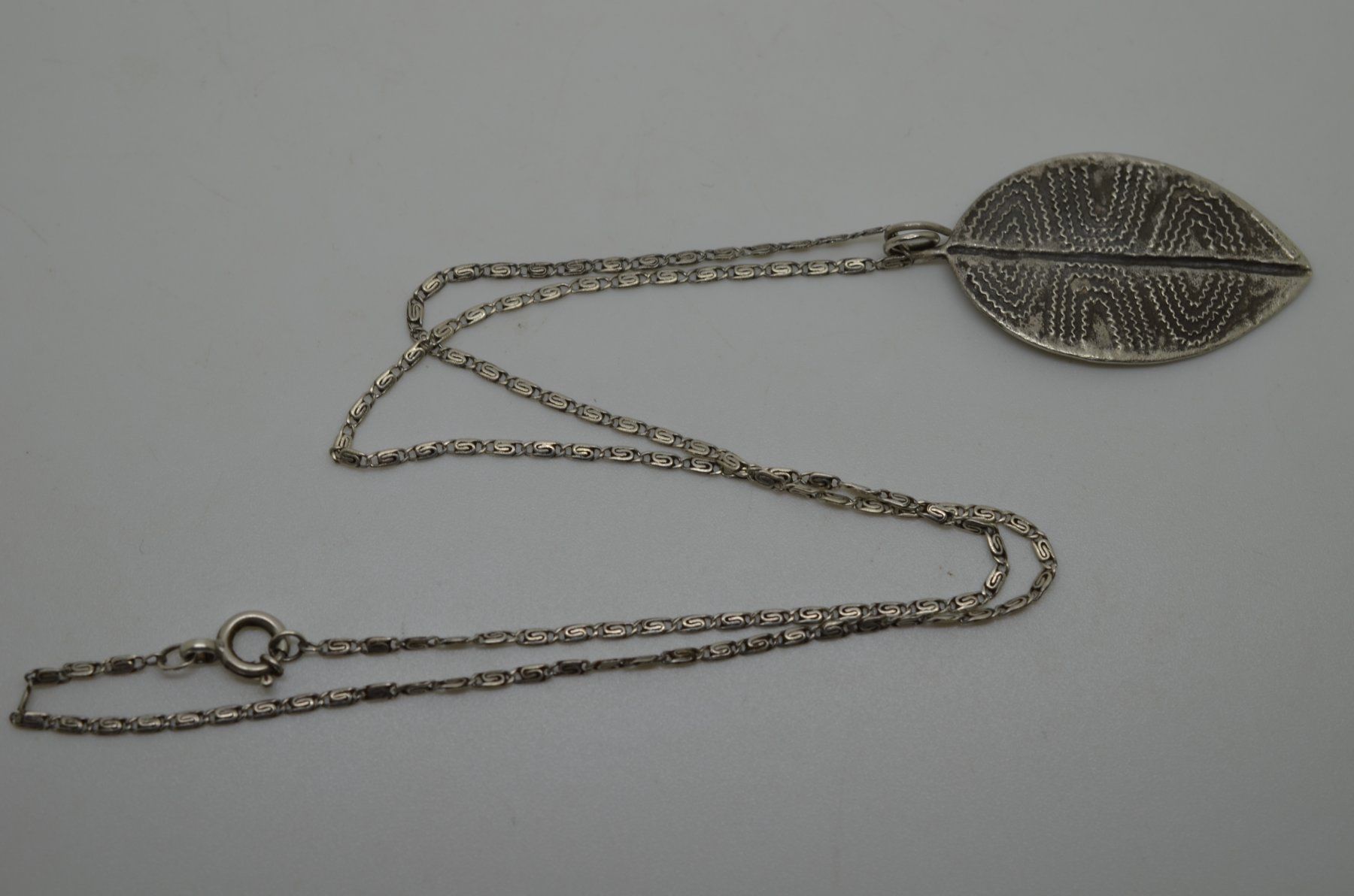 Anhänger: Collier argent 925 avec 1 pendentif feuille 8.3 grammes – Gebraucht aus La Croix (Lutry) von OMEGA07 2