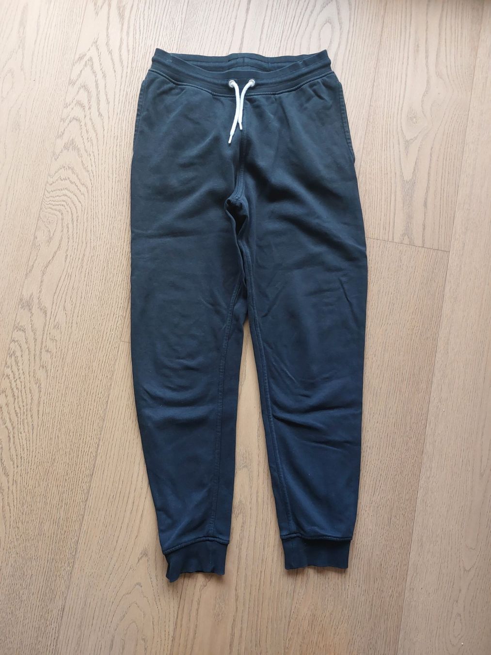 H&M Pantaloni: Pantalon jogging h&m noir gr 170 – Usato da Delémont venduto da Petitlutin 1