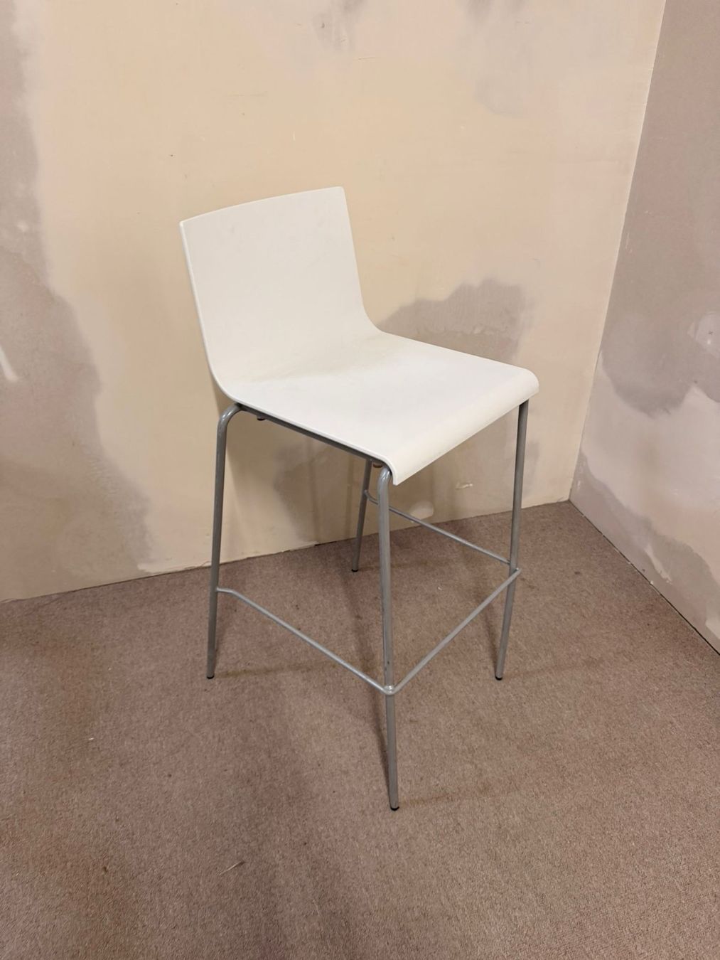 Tabourets: Weisser Barhocker mit Schalensitz und Metallgestell – D'occasion à Rickenbach ZH par Der-Insider