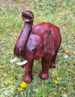 Elefant überzogen mit feinem braunem Leder