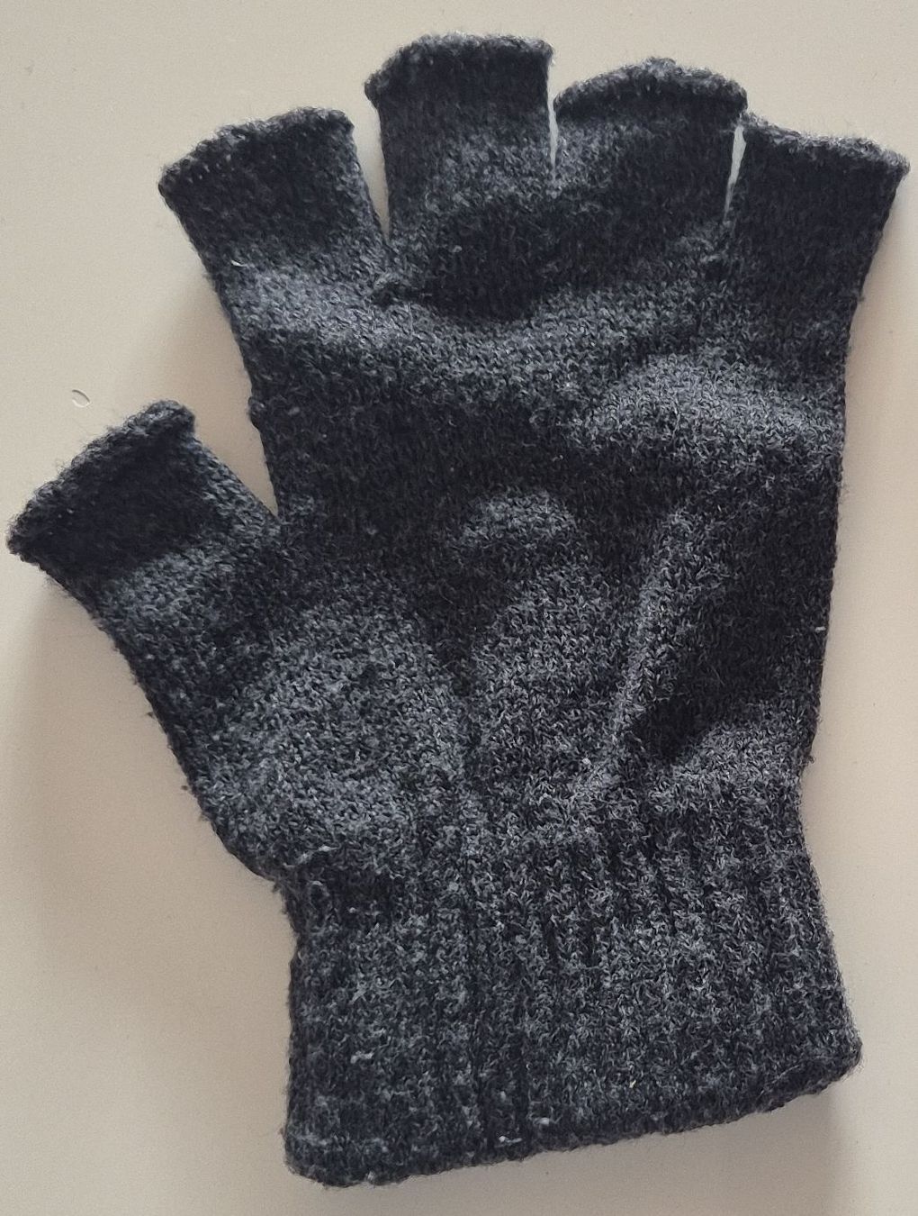 Guanti & manicotti: Warme, gestrickte Fingerhandschuhe – Usato da Schenkon venduto da 1996234