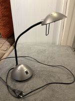 Lampe de bureau argentée avec col de cygne et interrupteur