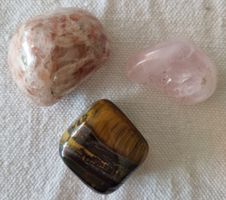 Lot de 3 pierres oeil de tigre, quartz rose pierre de soleil