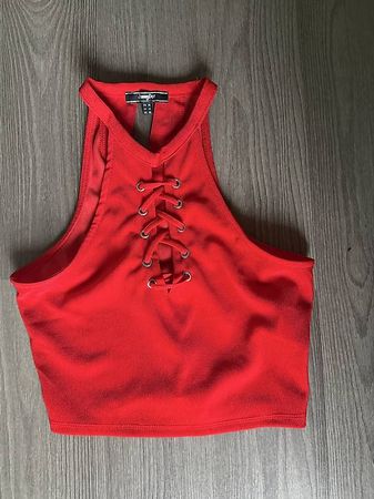 Crop top rouge à lacets et col montant