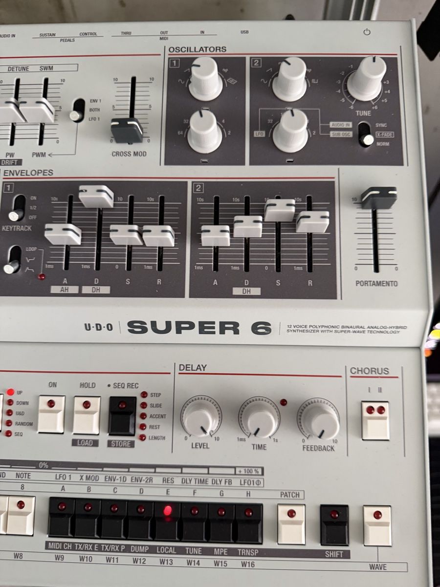 Strumenti musicali: UDO Audio Super 6 Polyphonic Synthesizer mit Deckel – Usato da Basel venduto da jor_8dh5 3