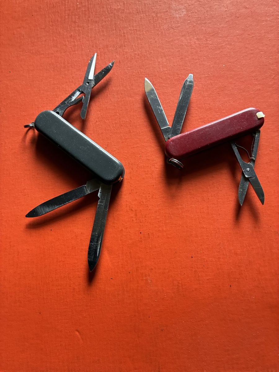 Couteaux de poche: 2 petit couteaux  – D'occasion à Les Bayards par Mutz51 2