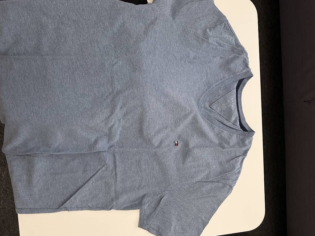 T-shirts: Diverse Tommy Hilfiger Basic Shirts – D'occasion à Märstetten par sha_9p7c 3