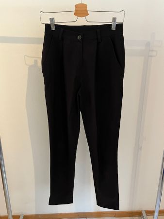 Pantalon noir, Key Di