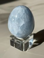 Blauer Calcit Ei aus Madagaskar, inklusive Glassockel