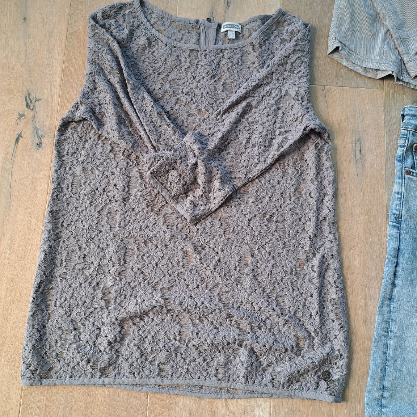 Lotti di vestiti: Kleiderset: Jeans, Bluse, Oberteil, Strickweste Gr.M – Usato da Kriegstetten venduto da Jakasi 3