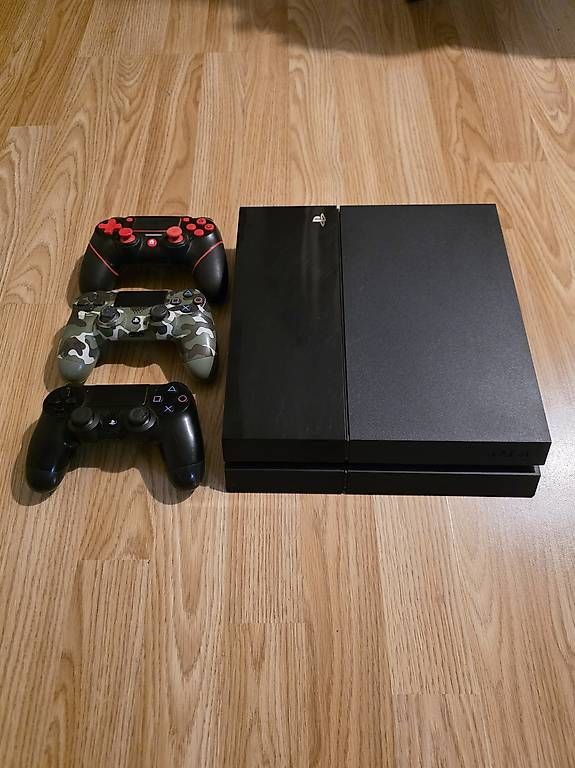 Konsolen: Sony Playstation 4 mit 3 Controller – Gebraucht aus Oeschgen von Adr_6kwk