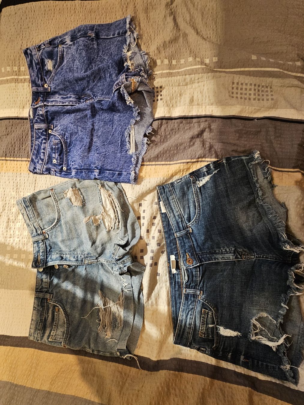 Lotti di vestiti: lot de short a 5 franc pièces – Usato da Marly venduto da tou_s9nd 2