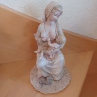 Statuette , Figur , stillende Frau