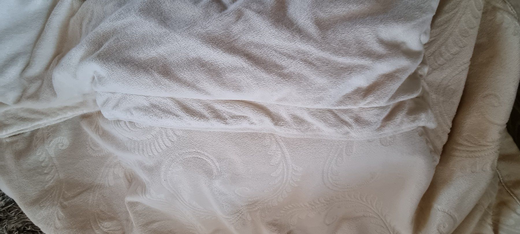 Decken: 2 Kuscheldecken ca.130x170 – Gebraucht aus Grossdietwil von GNOM313