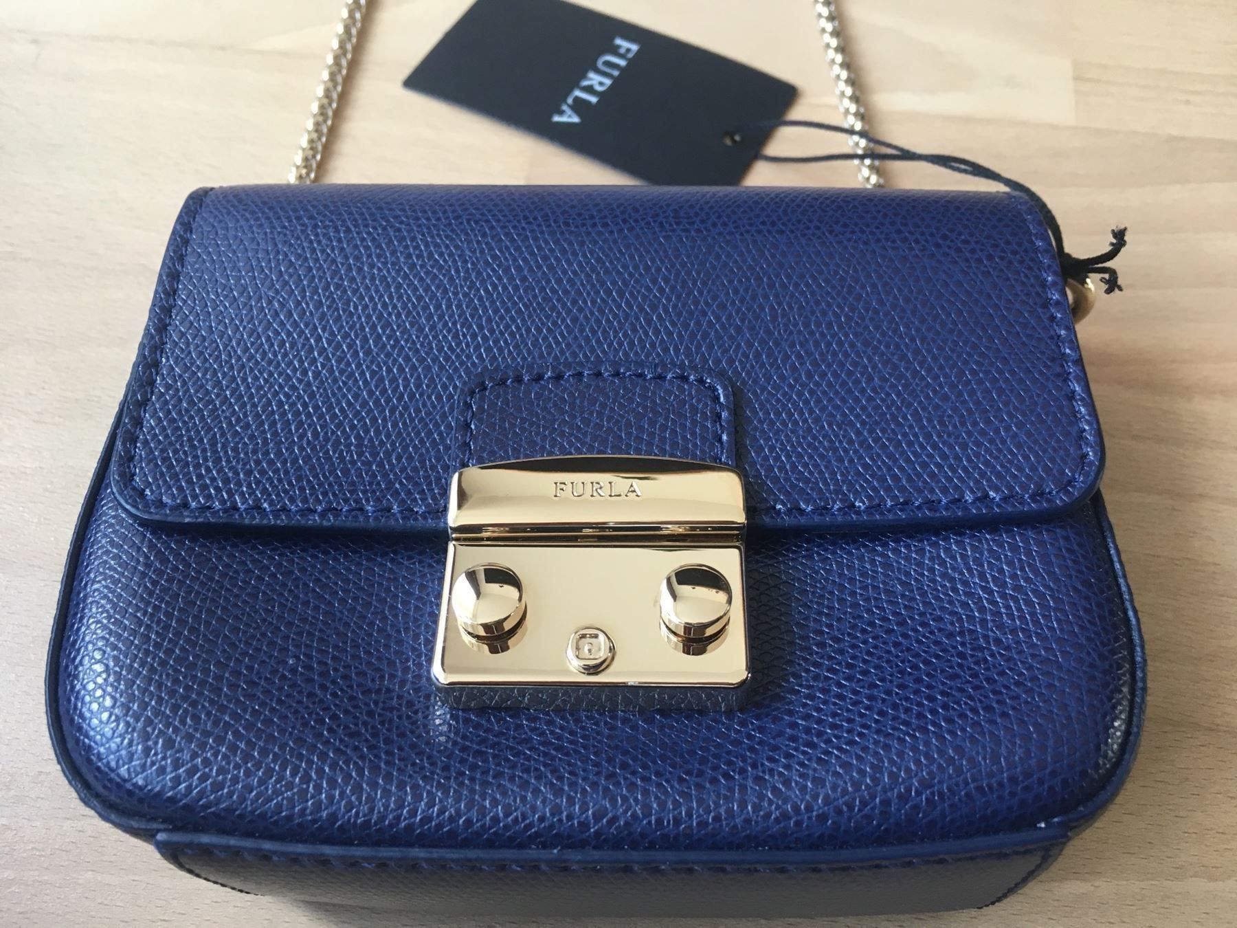 Furla Taschen für Damen: Fabrikneue Furla Mini Crossover-Handtasche "Metropolis AIR" – Neu und originalverpackt aus Zürich von TRIKOTKAISER