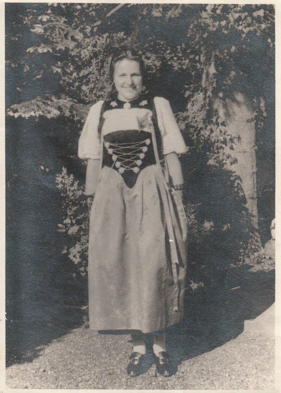 Cartoline postali: Trachtendame – Usato da Lumbrein venduto da made02