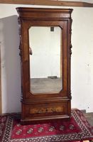 Armadio in legno con specchio e cassetto
