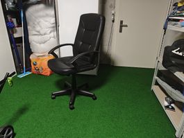 Bürostuhl Kunstleder schwarz Rollen.  Guter Zustand.