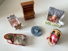 Vintage-Einrichtung und Puppen für Puppenhaus