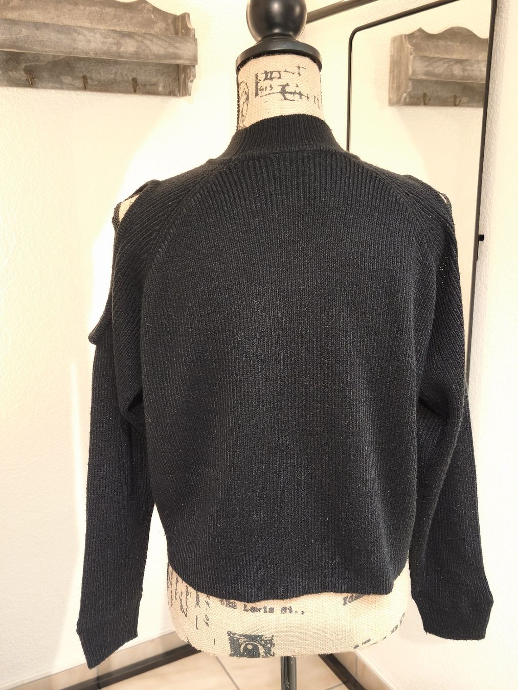 H&M Maglioni & Felpe: H&M Pullover schwarz mit Schulterausschnitt Grösse S – Nuovo (secondo la descrizione) da Emmetten venduto da SecondhandSiska 2